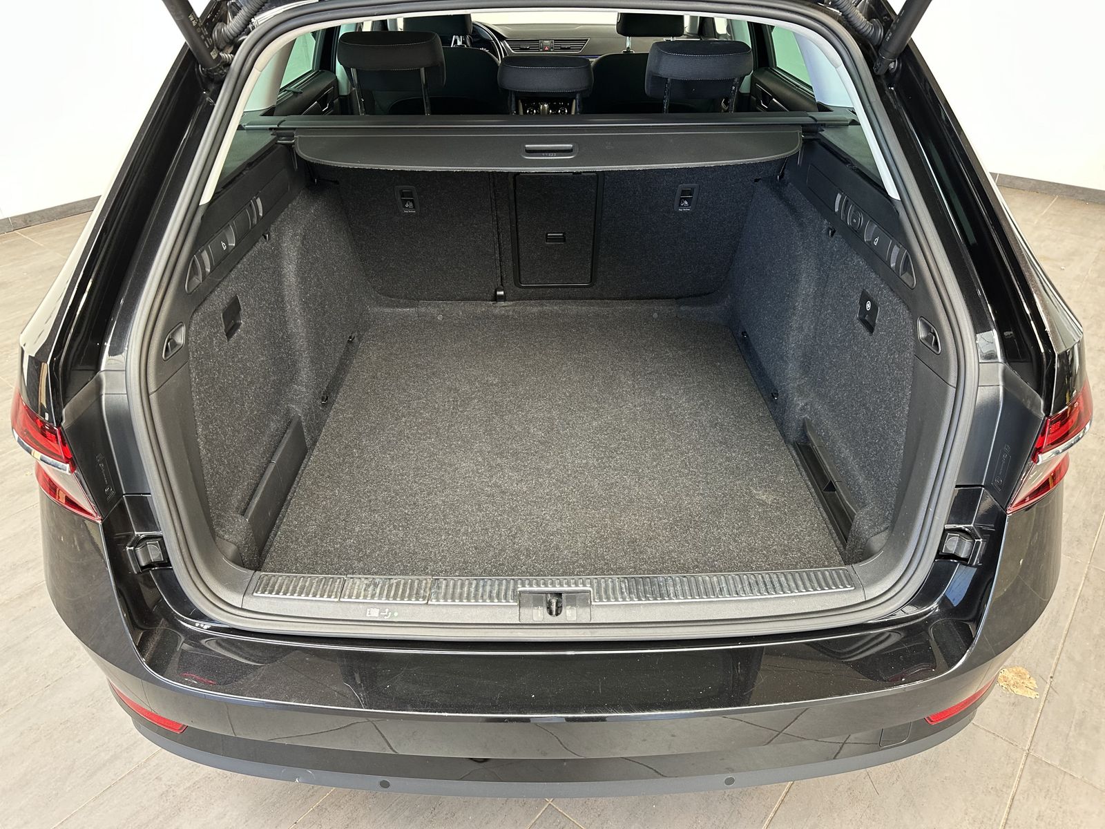 Fahrzeugabbildung SKODA Superb Combi 2.0 TSI DSG Style NAV+LED+ACC+AHK