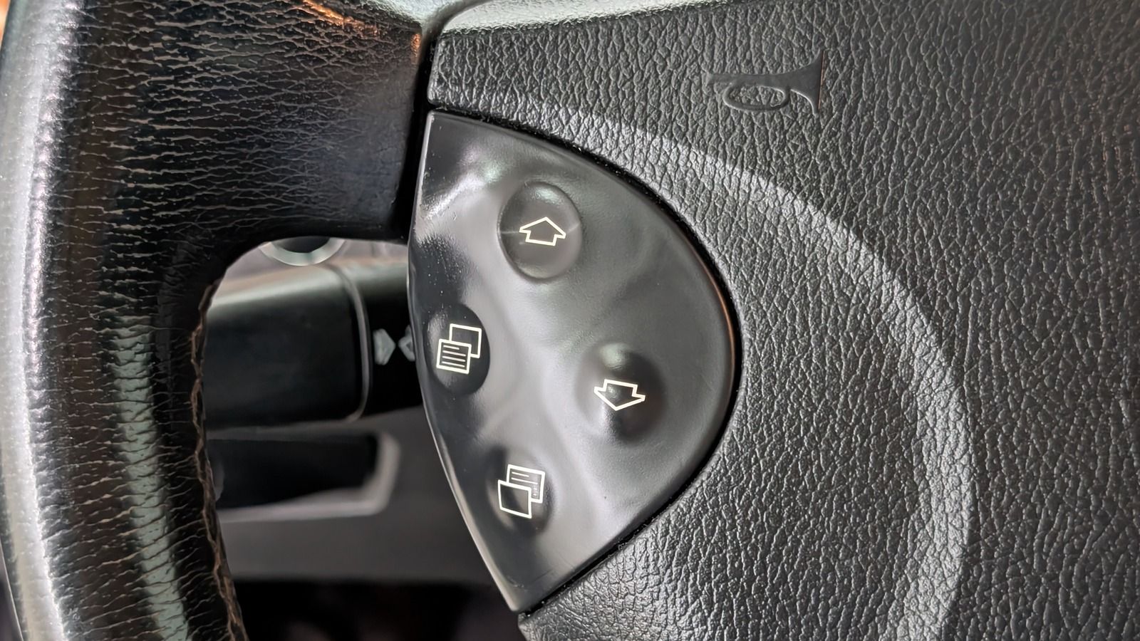 Fahrzeugabbildung Mercedes-Benz E 320 4Matic * Bi- Xenon * STHZ * Elegance