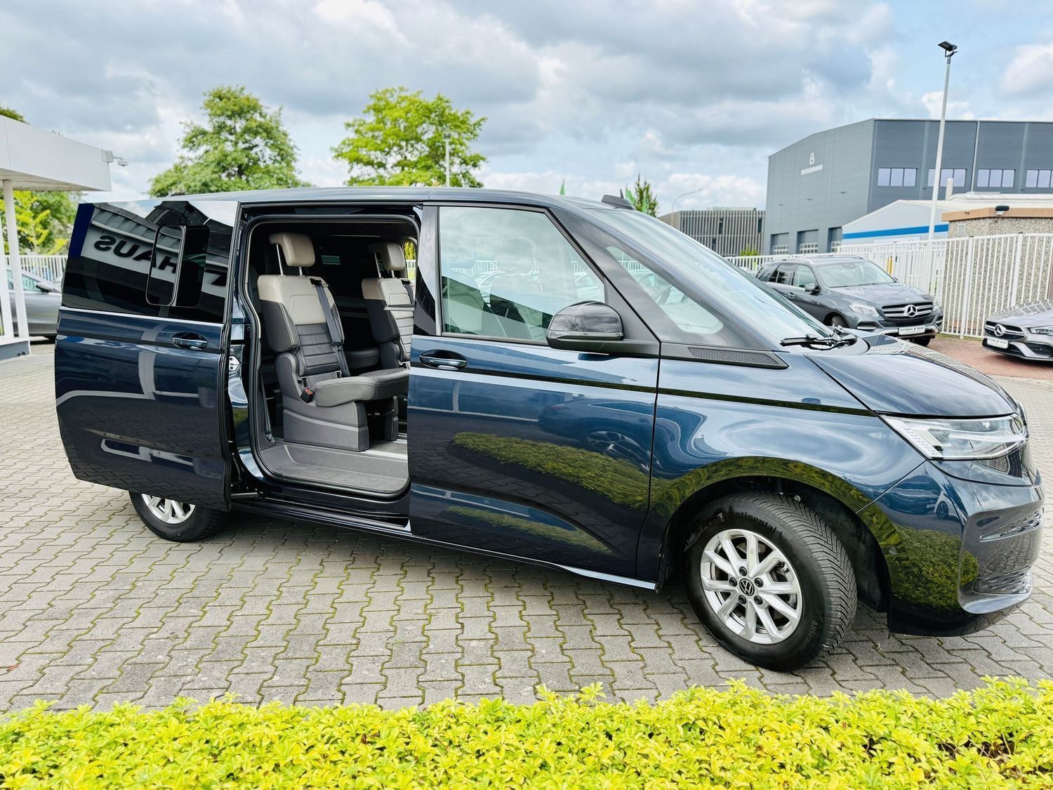 Fahrzeugabbildung Volkswagen T7 Multivan 2,0 TDI LANG, 7-Sitze, DSG, LED, AHK
