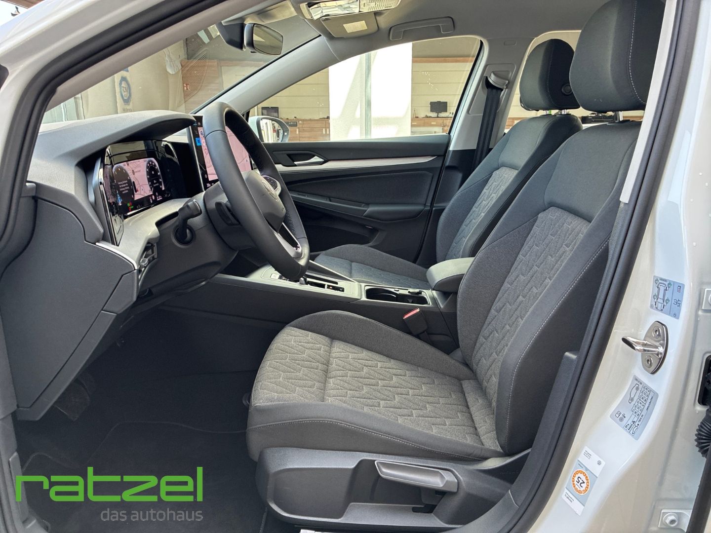 Fahrzeugabbildung Volkswagen Golf Variant LIFE 1.5 TSI DSG NAVI+ACC+LED+SHZ