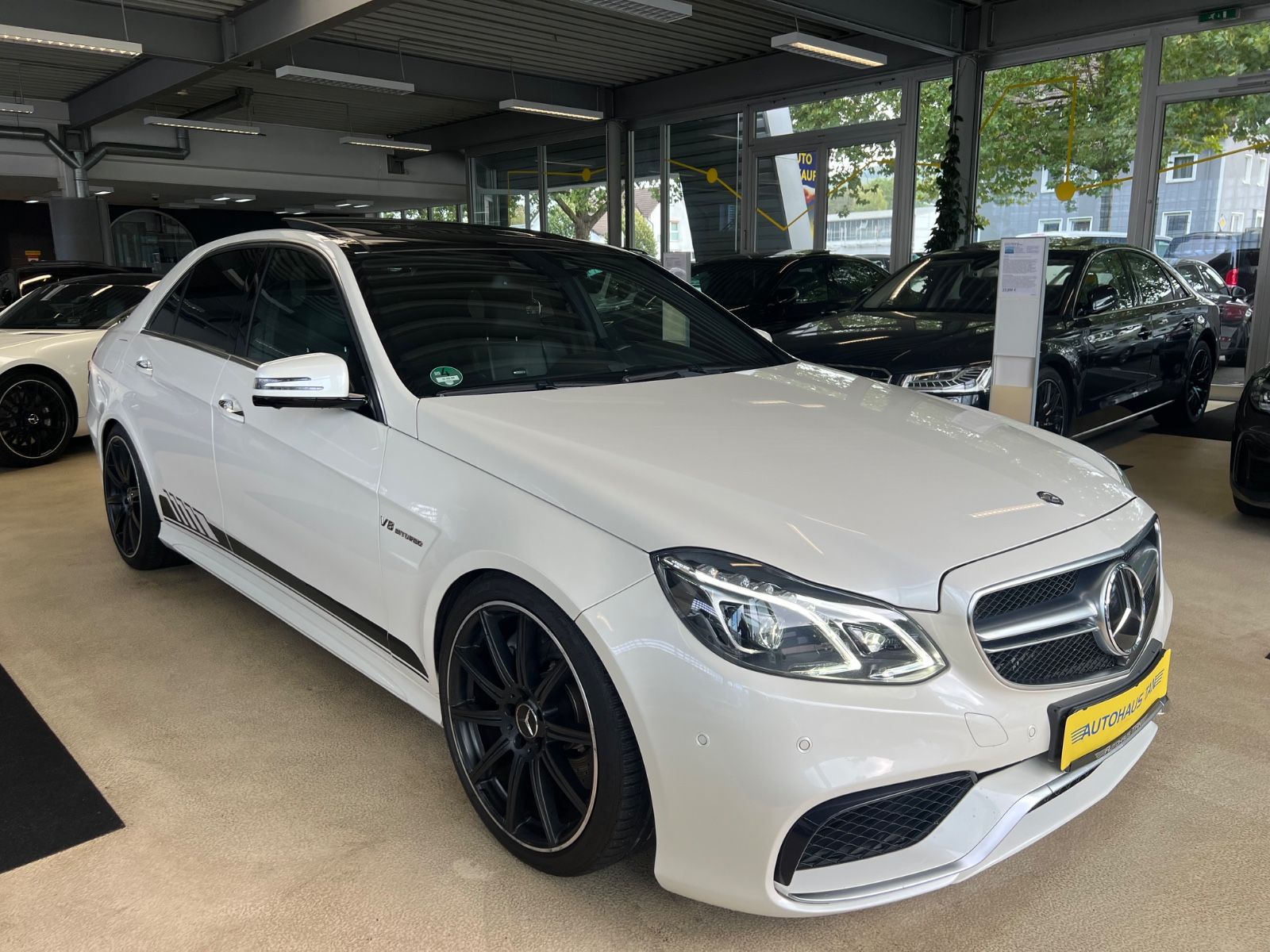Fahrzeugabbildung Mercedes-Benz E 63 AMG E Lim. *DIAMANTWEISS*MB-SCHECKHEFT*