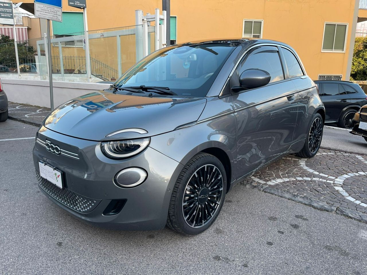Fiat 500 500e Berlina 42 kWh La Prima Tetto Pano