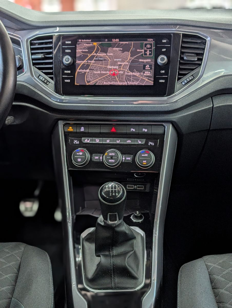 Fahrzeugabbildung Volkswagen T-Roc 1.6 TDI IQ.DRIVE ACC LED KAM SHZ AHK VIRT