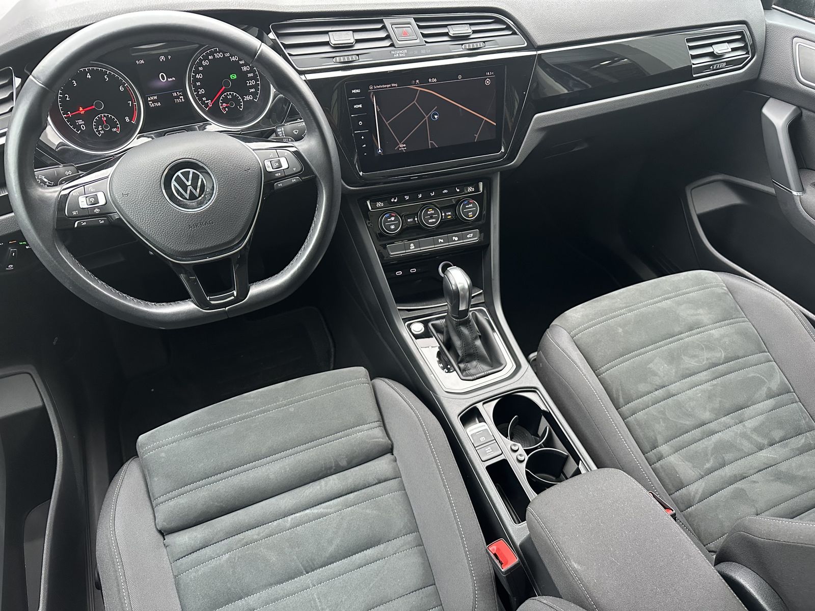 Fahrzeugabbildung Volkswagen Touran 1.5 TSI DSG HL 7-Sitzer NAV+LED+KAM+PANO