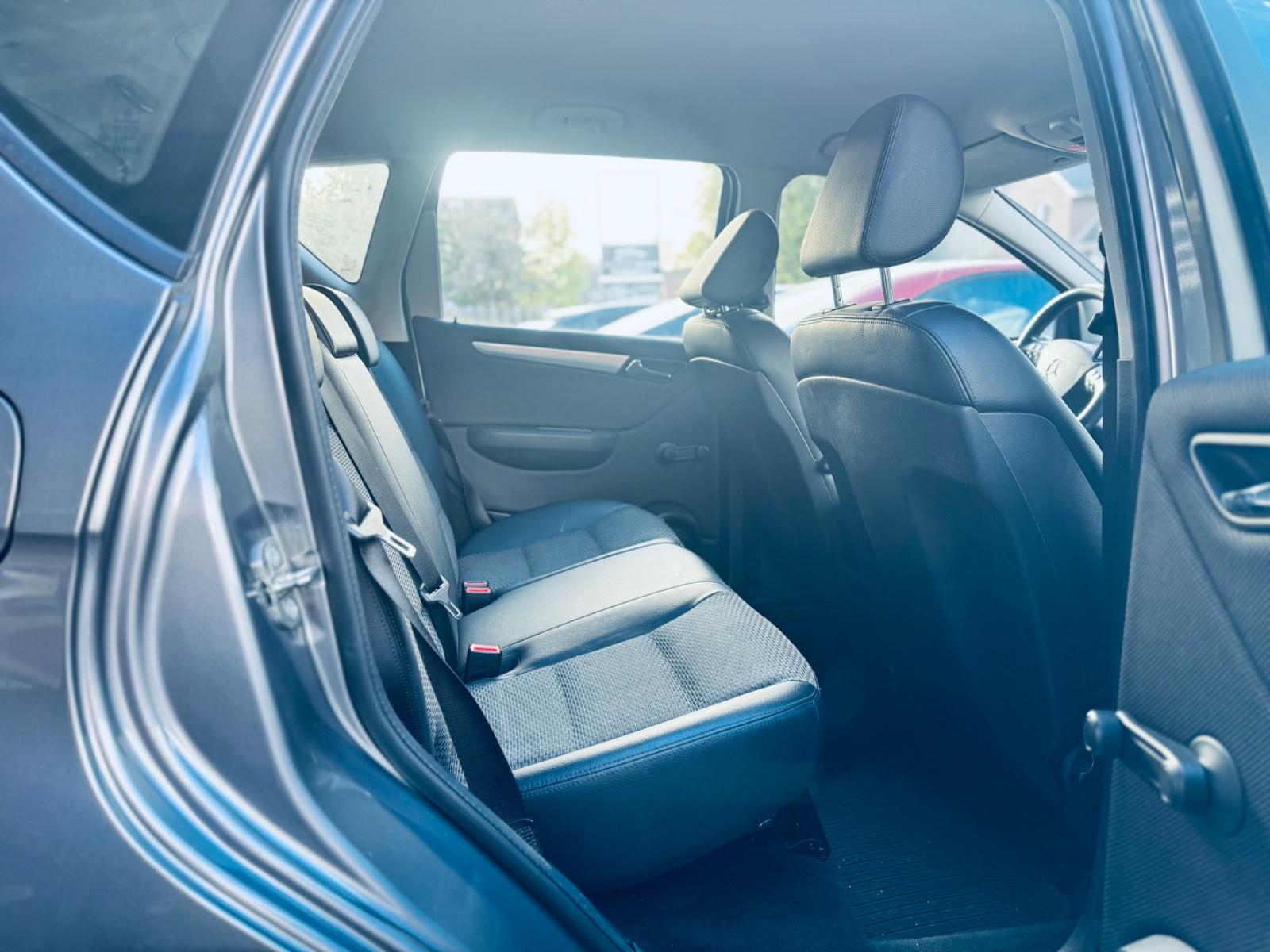 Mercedes-Benz A200 2012 — photo 11
