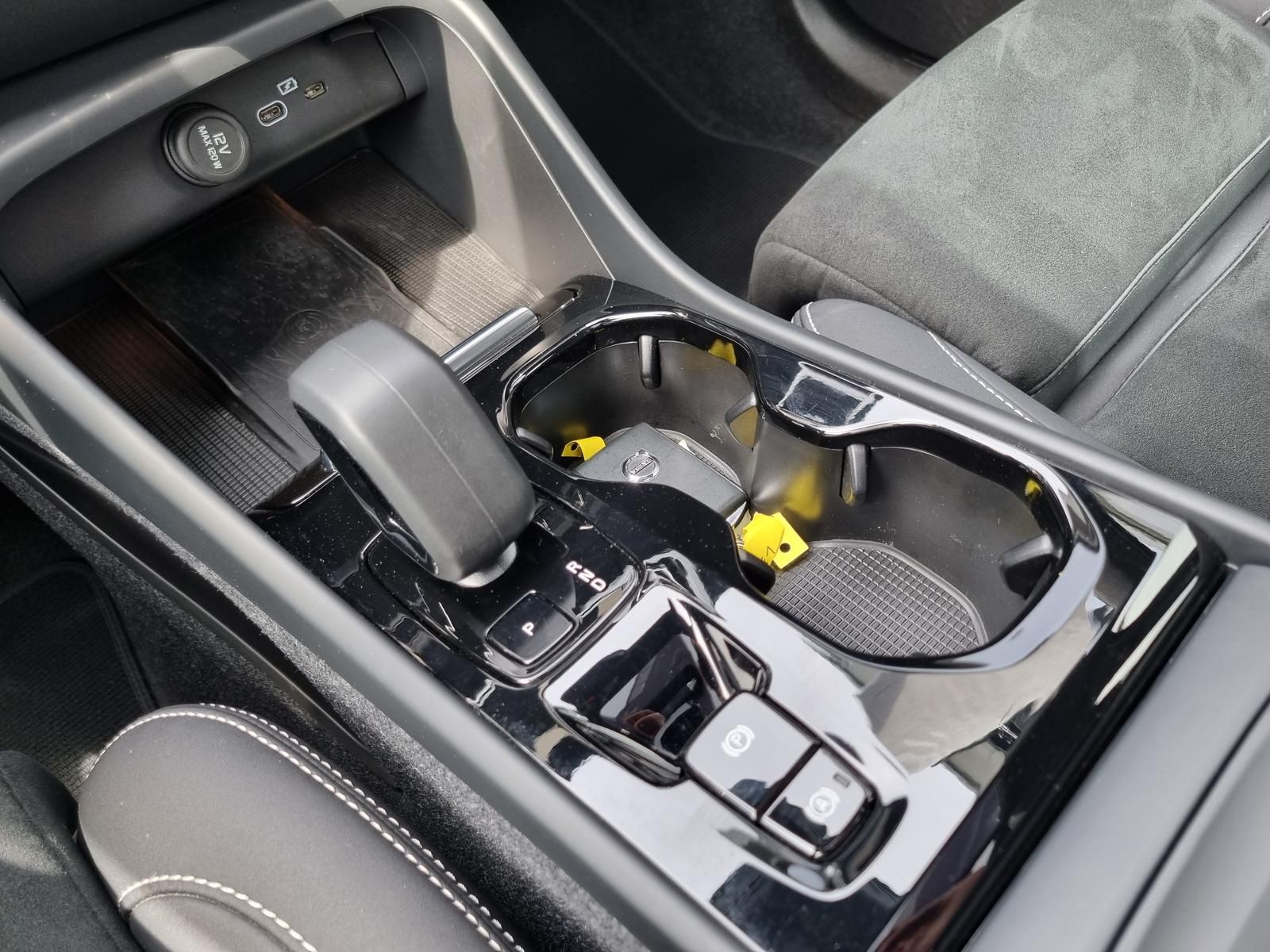 Fahrzeugabbildung Volvo XC40 B4 Benzin Plus Dark 'elektr. Glasdach'