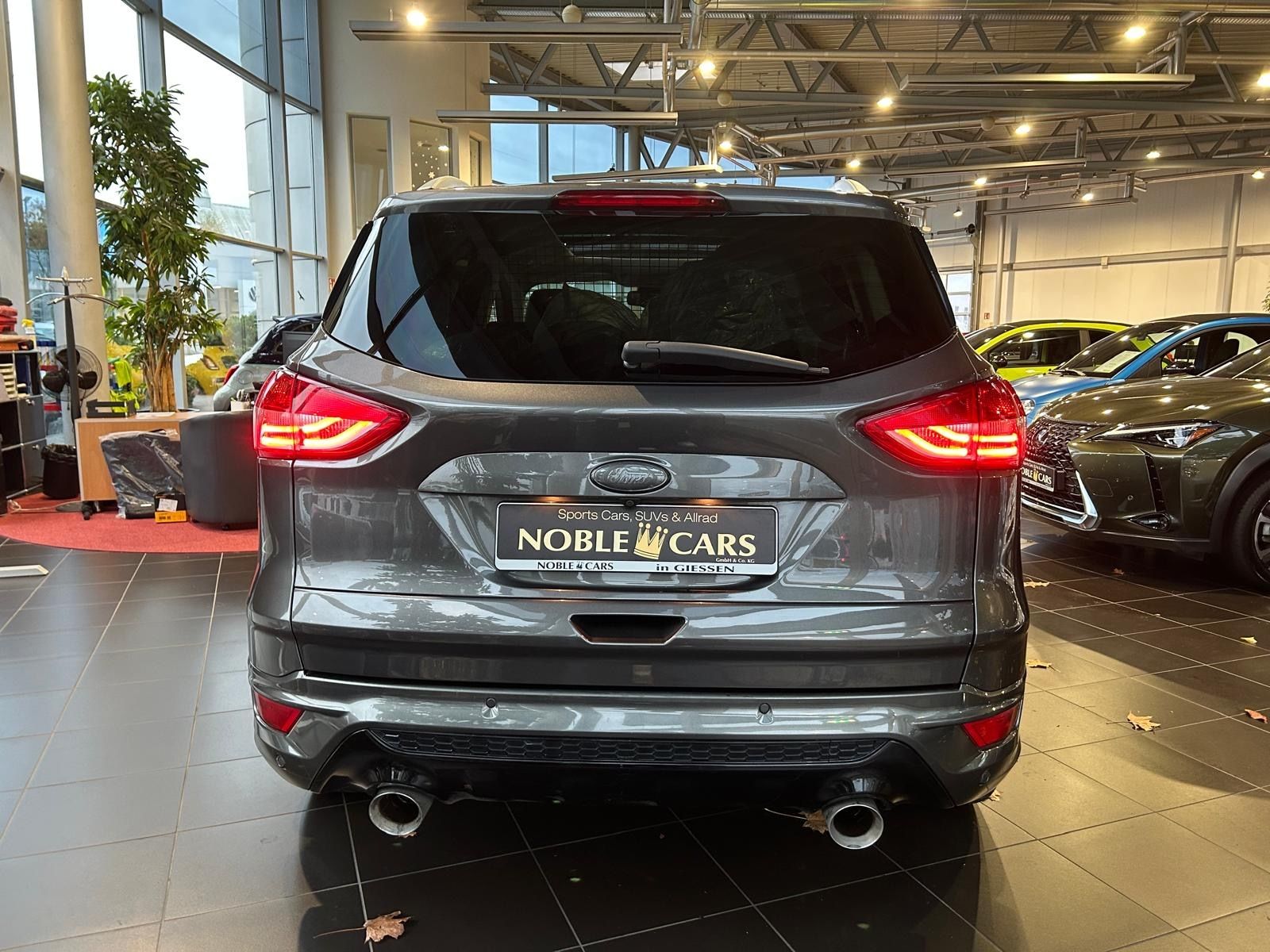 Fahrzeugabbildung Ford Kuga Individual 4x4 PANO AHK NAVI