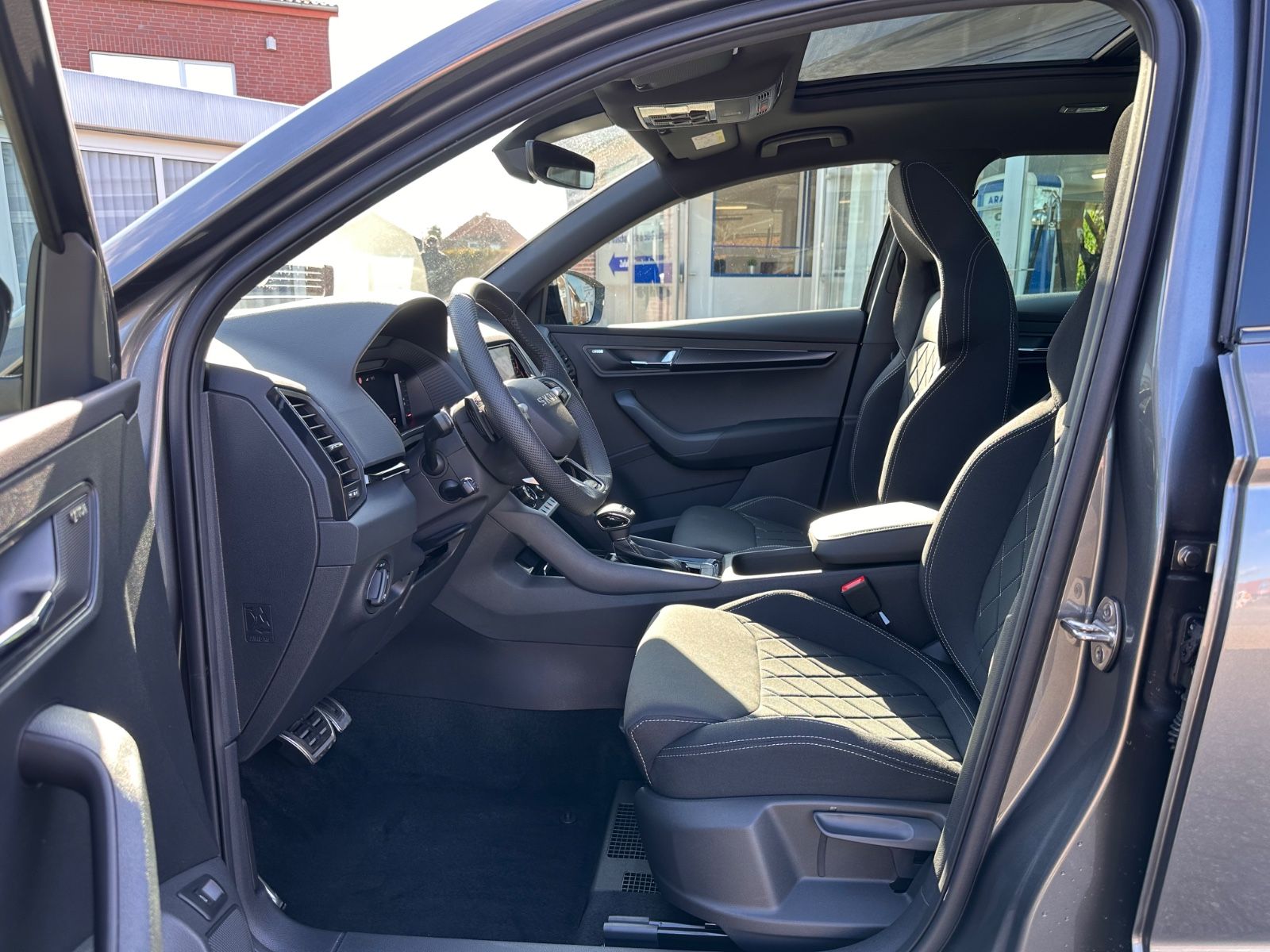 Fahrzeugabbildung SKODA Karoq Sportline 1.5 TSI DSG MATRIX/AHK/ACC/Navi
