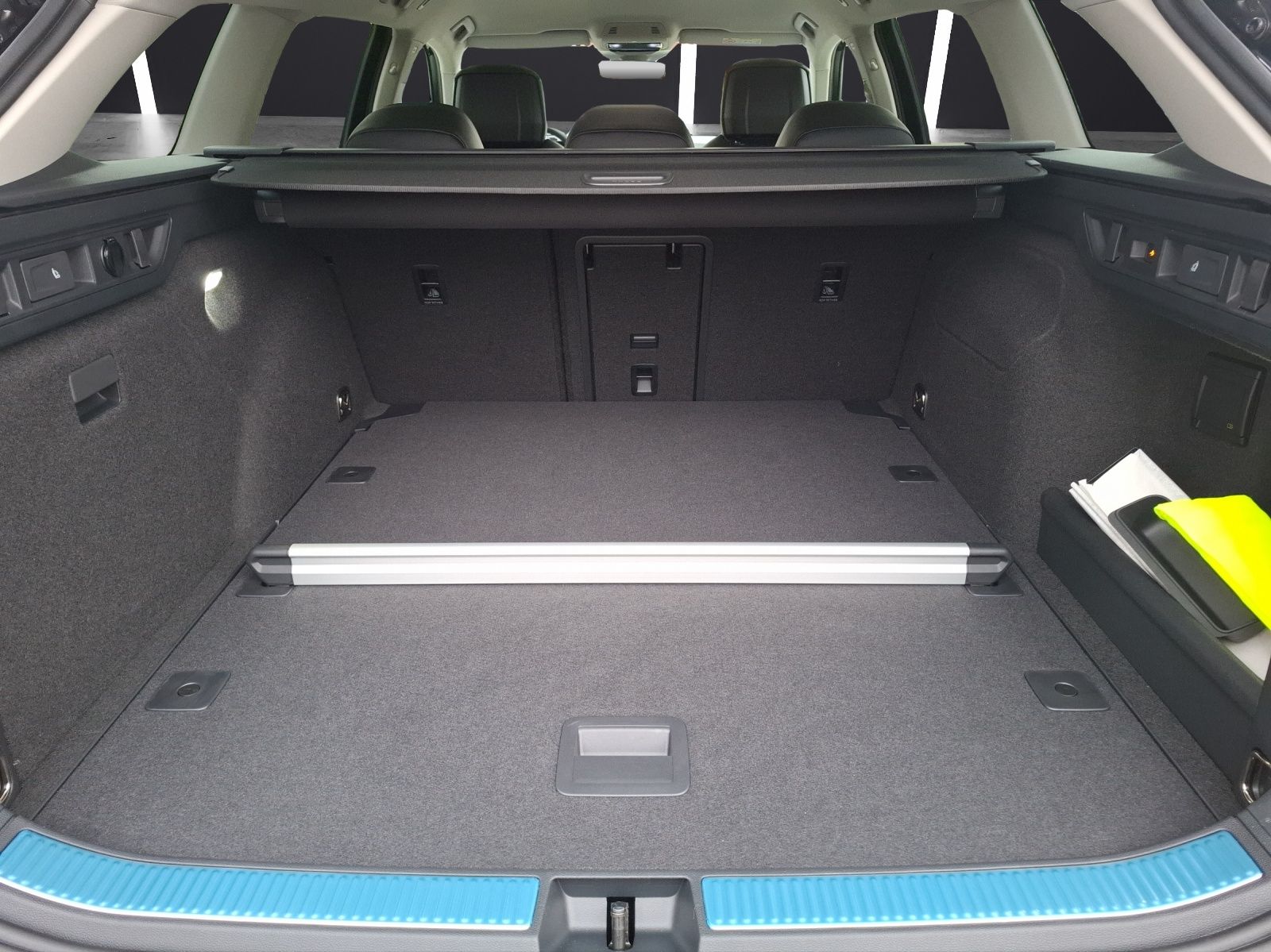 Fahrzeugabbildung Volkswagen Passat Variant TDI Elegance DSG Matrix AHK Navi