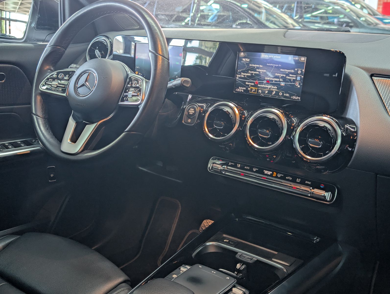 Fahrzeugabbildung Mercedes-Benz GLA 200 d LEDER AHK MBUX VIRT APP KAM SHZ ALU18"