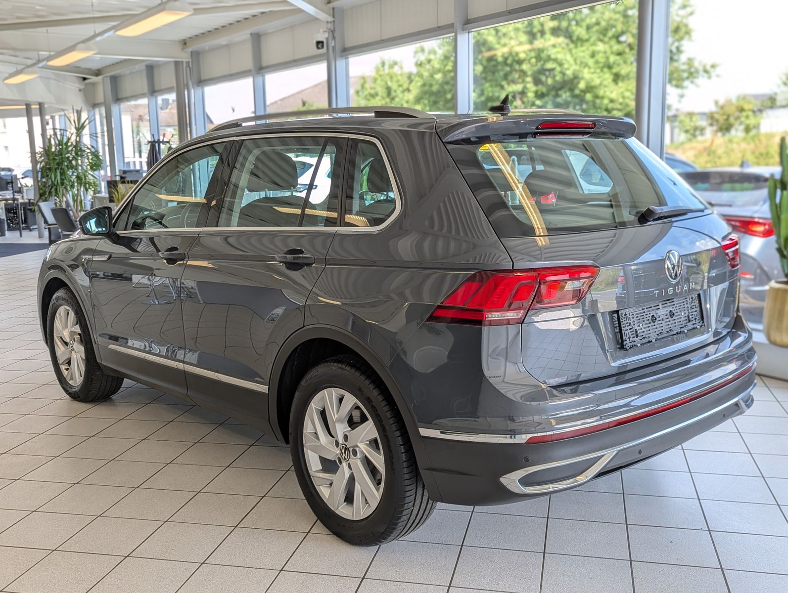 VW Tiguan 2.0 TDI DSG Elegance HUD Assist-Plus StHz - Image 5