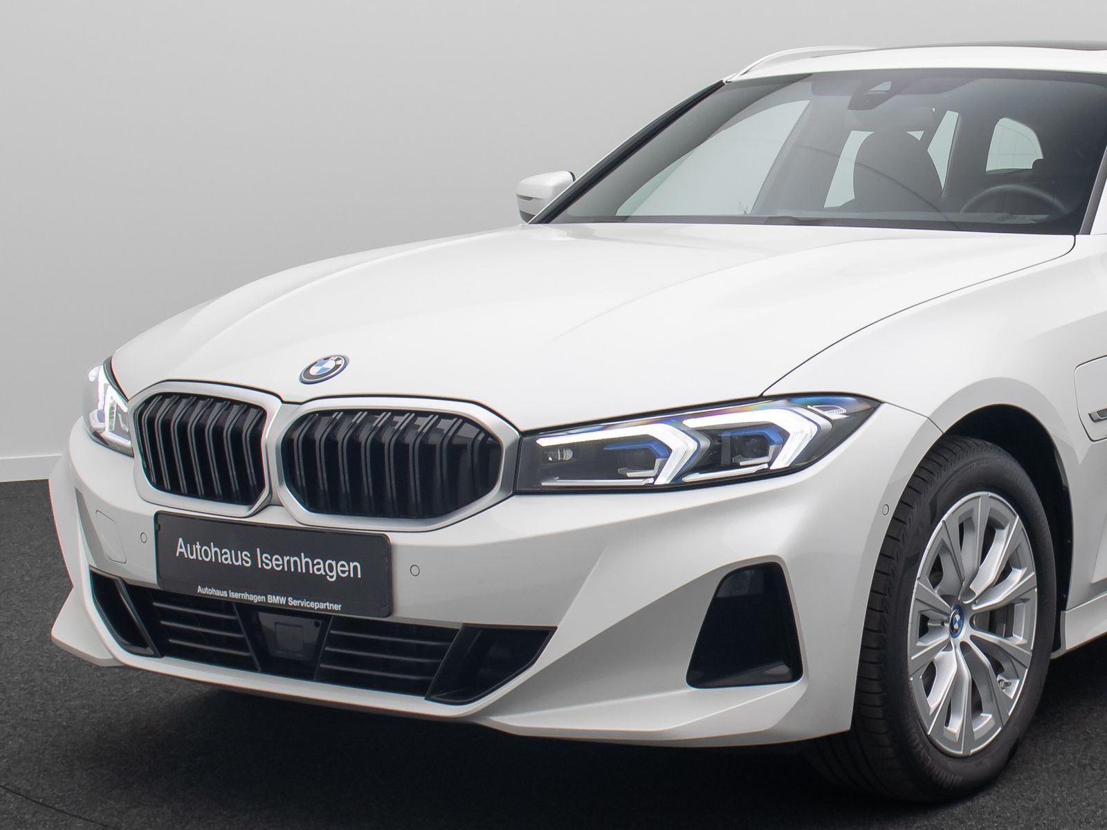 Fahrzeugabbildung BMW 330e xD Panorama HUD H/K AHK Alarm Sport Leder