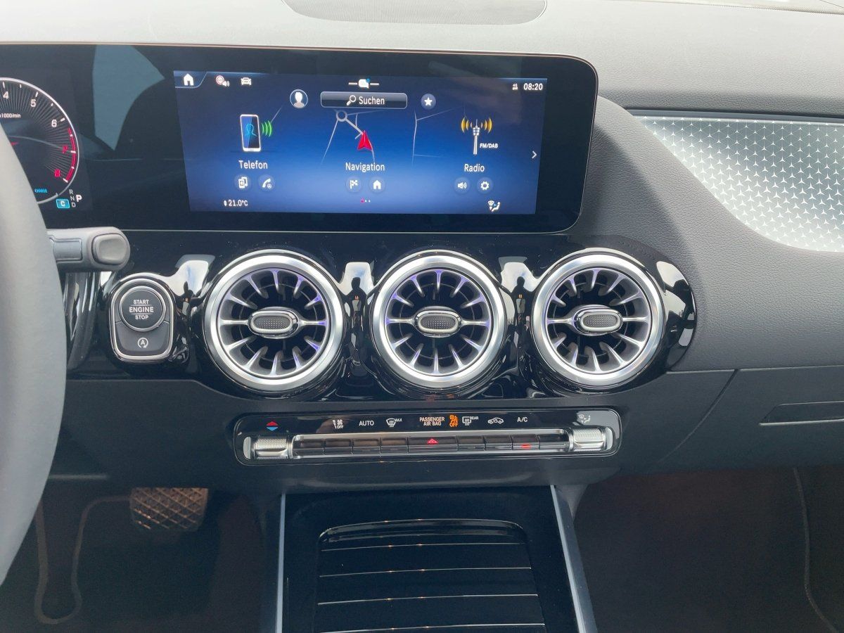 Fahrzeugabbildung Mercedes-Benz GLA 180 Night/Pano/360°/LED/19''