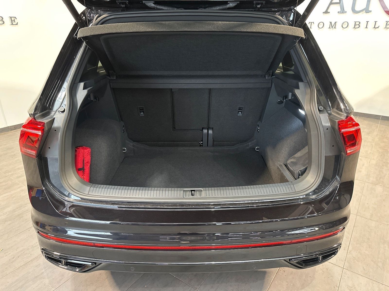 Fahrzeugabbildung Volkswagen Tiguan 1.5 TSI DSG R-Line NAV+LED+20ZO+HUD