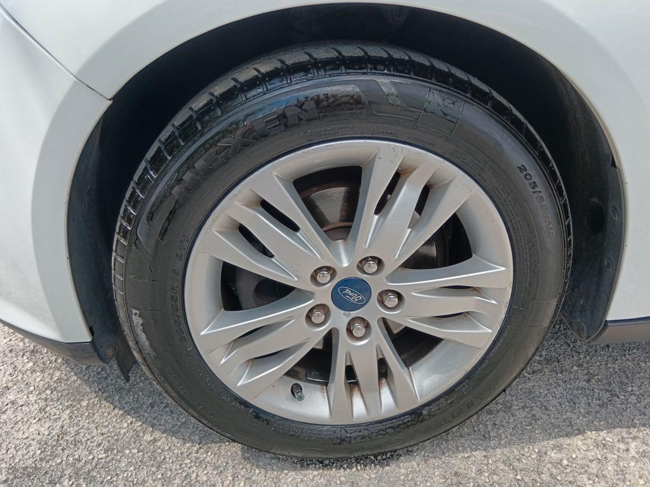 Ford Focus 2012 — photo 9
