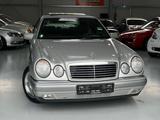 Mercedes-Benz E 240 2Hand Top Zustand Tempomat Sitzheizung - Mercedes-Benz E 240 mit Benzin-Antrieb: Automatik