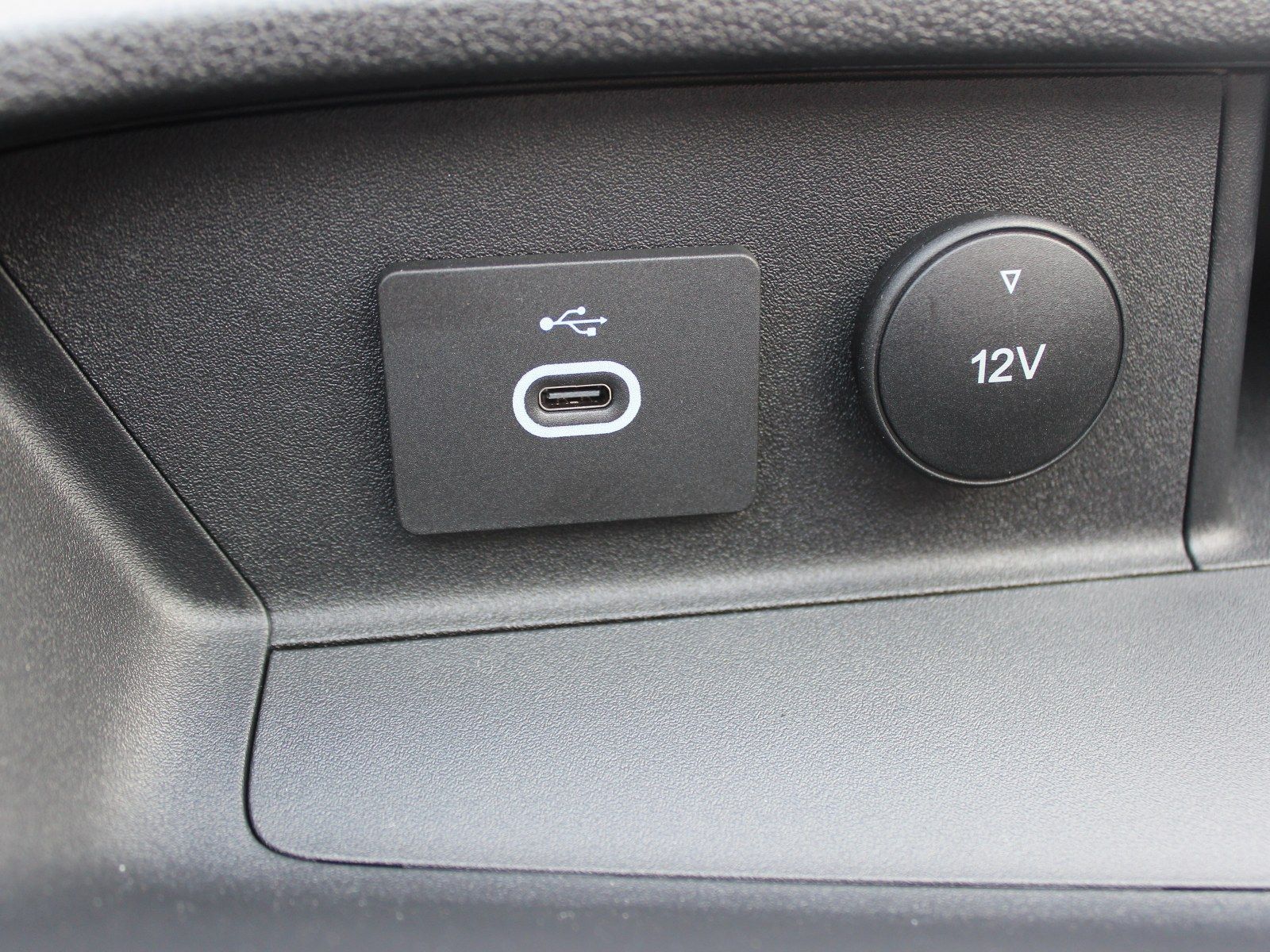 Fahrzeugabbildung Ford Transit 350 L4 Doppelkabine Trend