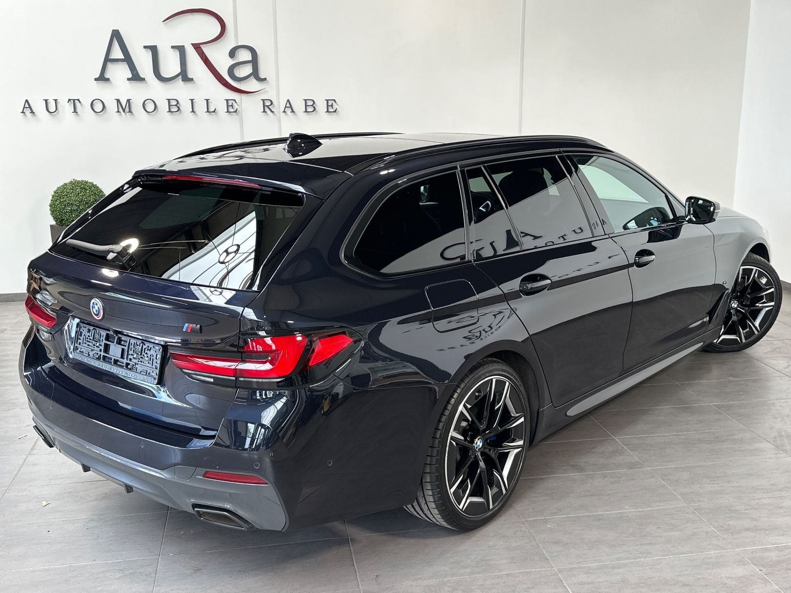 Fahrzeugabbildung BMW 520d Touring M-Sport NAV+LED+PANO+AHK+STHZG