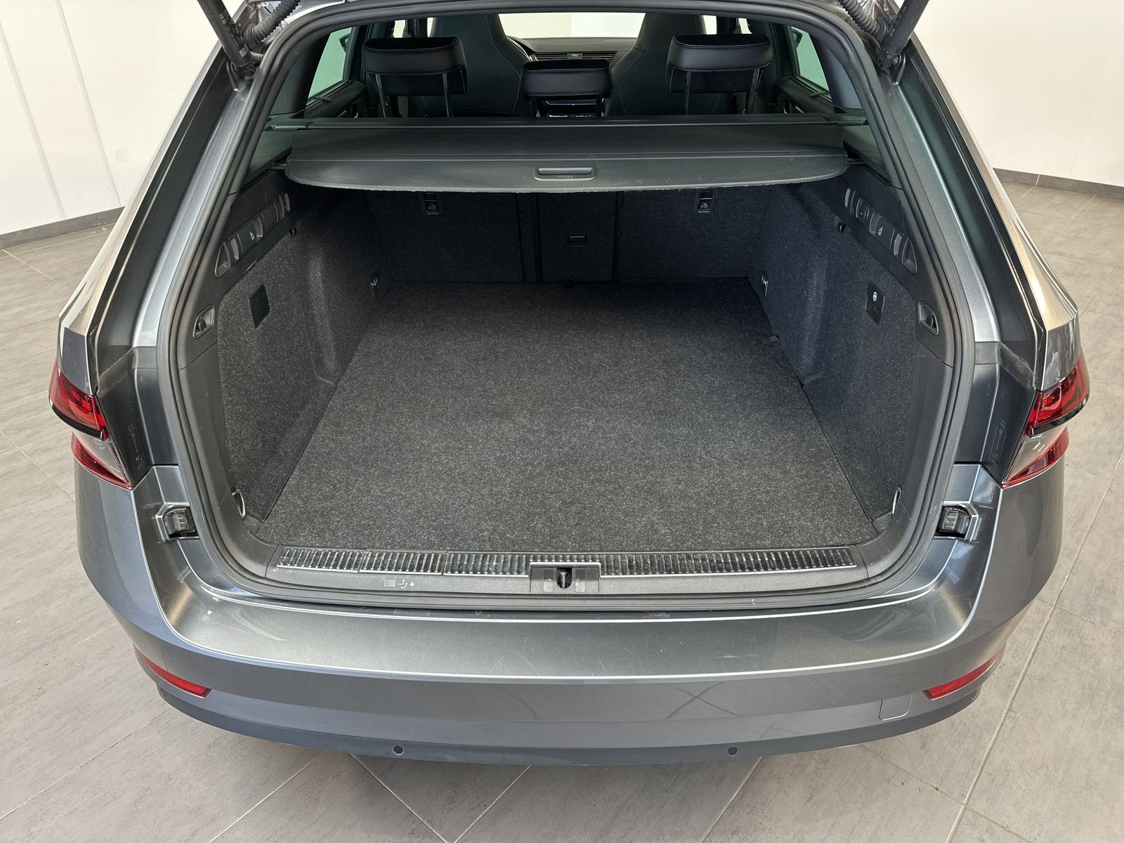 Fahrzeugabbildung SKODA Superb Sportline iV NAV+LED+AHK+PANO+CANTON+19ZO
