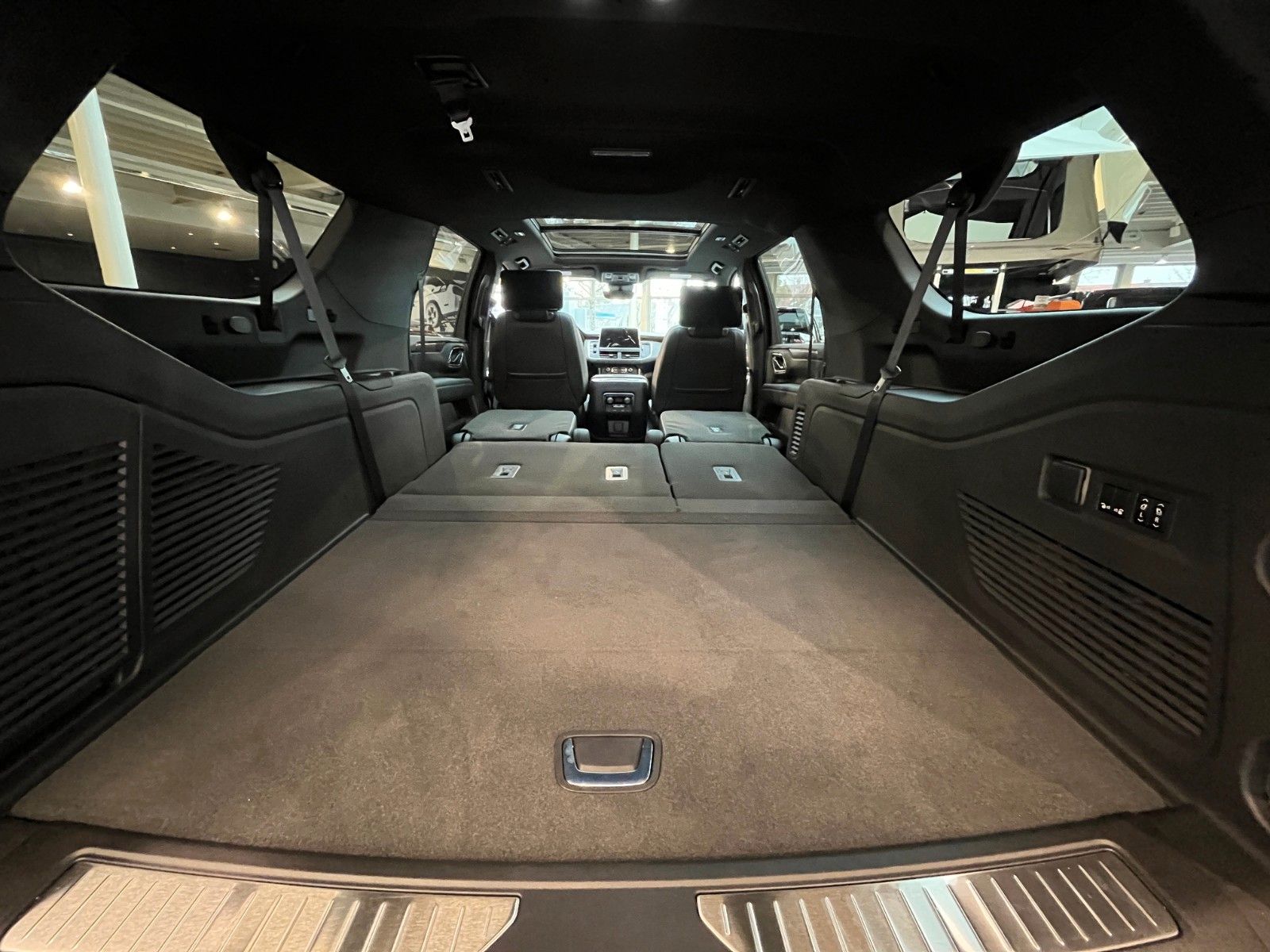 Fahrzeugabbildung Chevrolet Suburban High Country 6.2 *AHK*Pano*360°