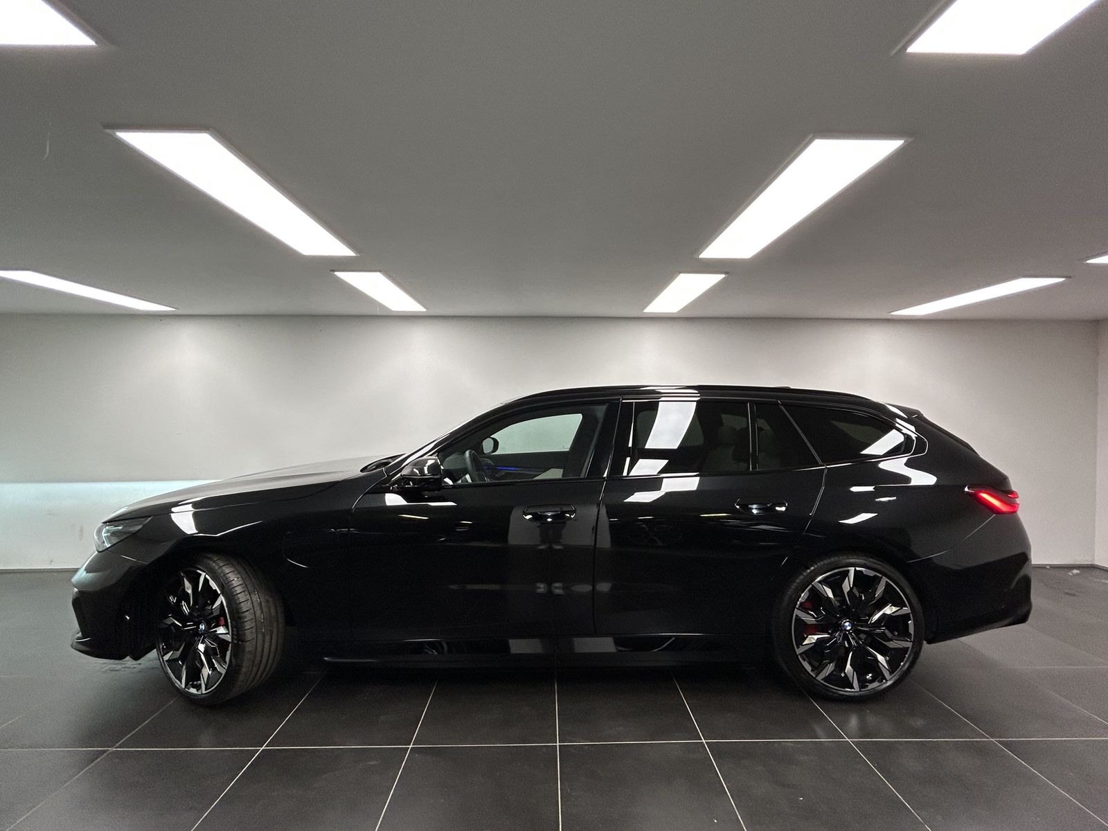 BMW 550e xDrive Touring M Sportpaket Pro Pano. AHK L imagem 2