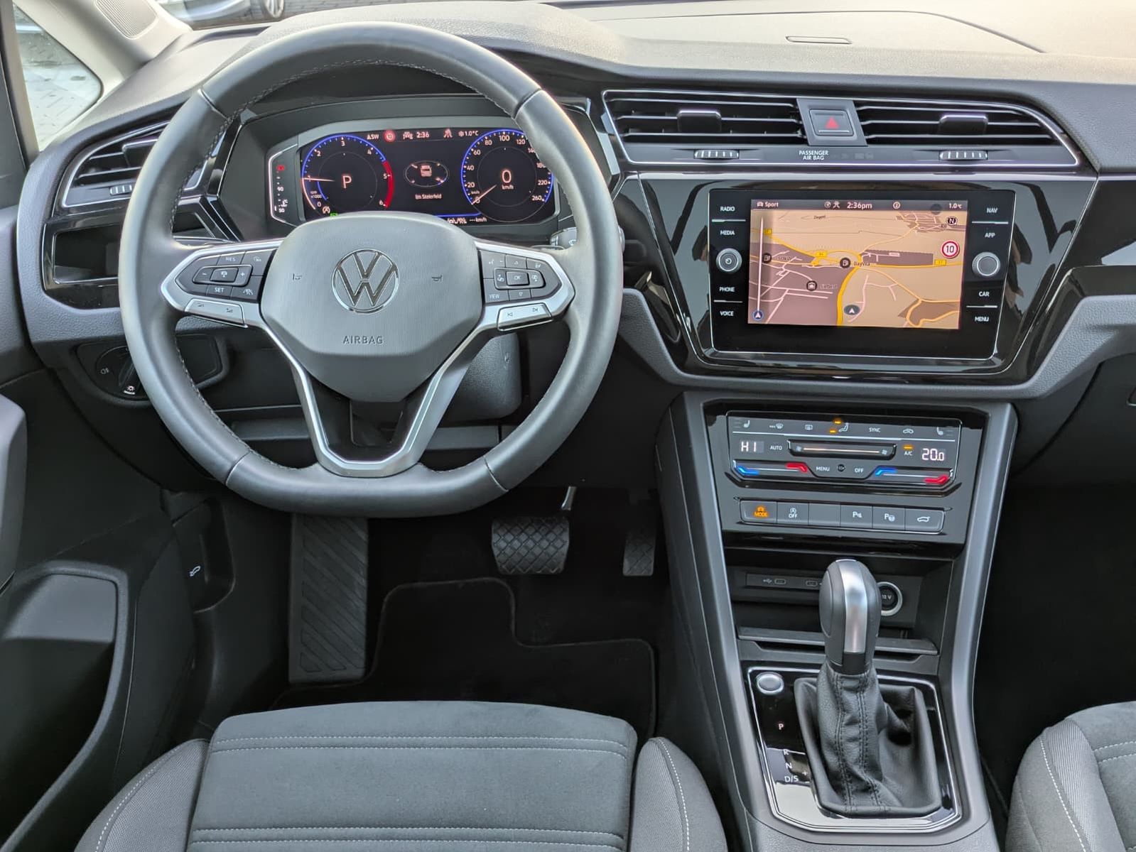 Fahrzeugabbildung Volkswagen Touran 2.0 DSG R-Line High. Pano 7-Si IQ.Dri AHK