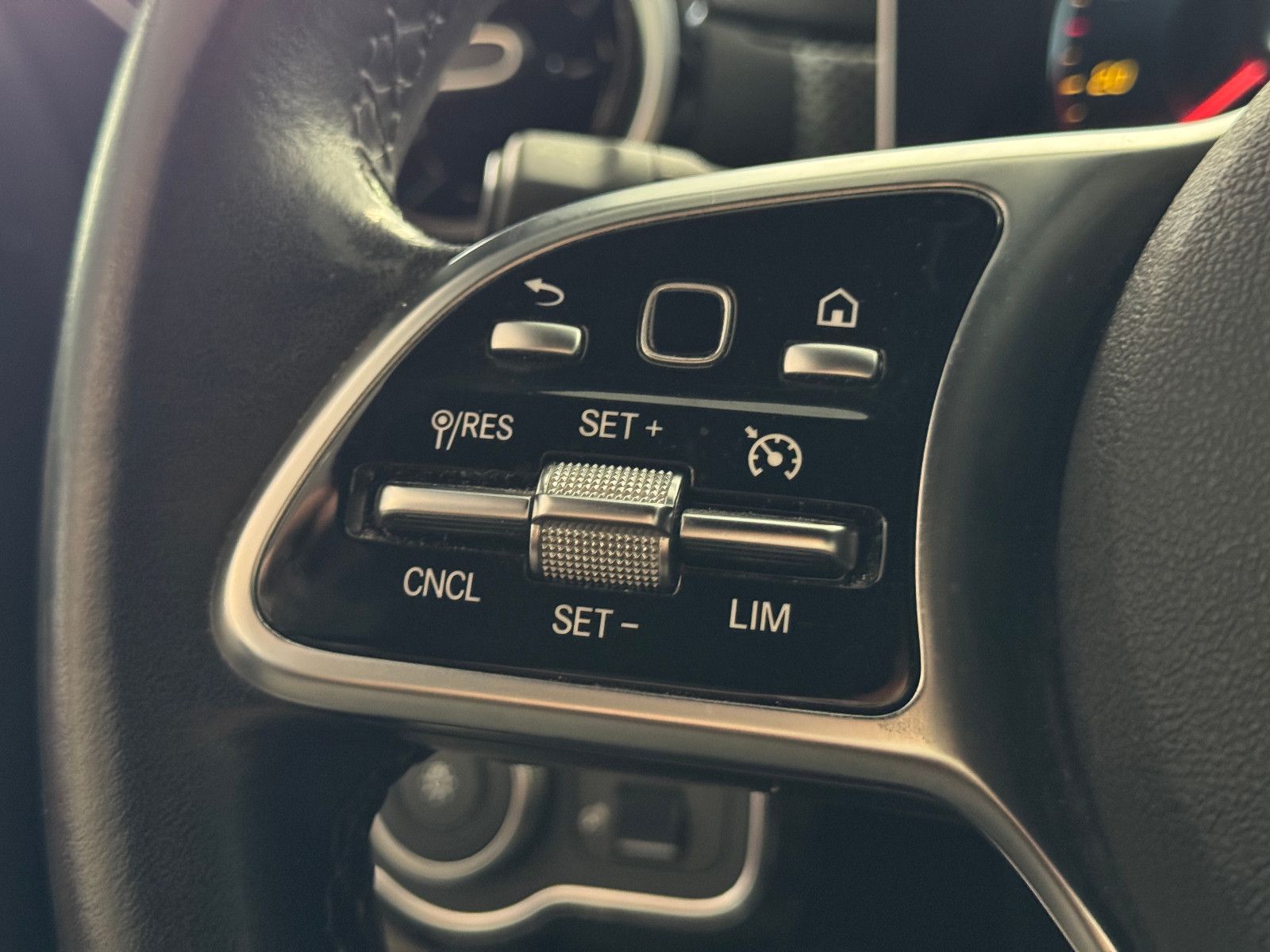 Fahrzeugabbildung Mercedes-Benz A 180 d PROGRESSIVE SPORTPAKET LED NAVI MBUX +