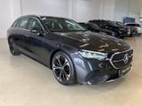 Mercedes-Benz E 220 d T-Modell Ava Pano Distr AHK WinterP MBUX - Mercedes-Benz E 220 mit Diesel-Antrieb: Kombi, 2.2