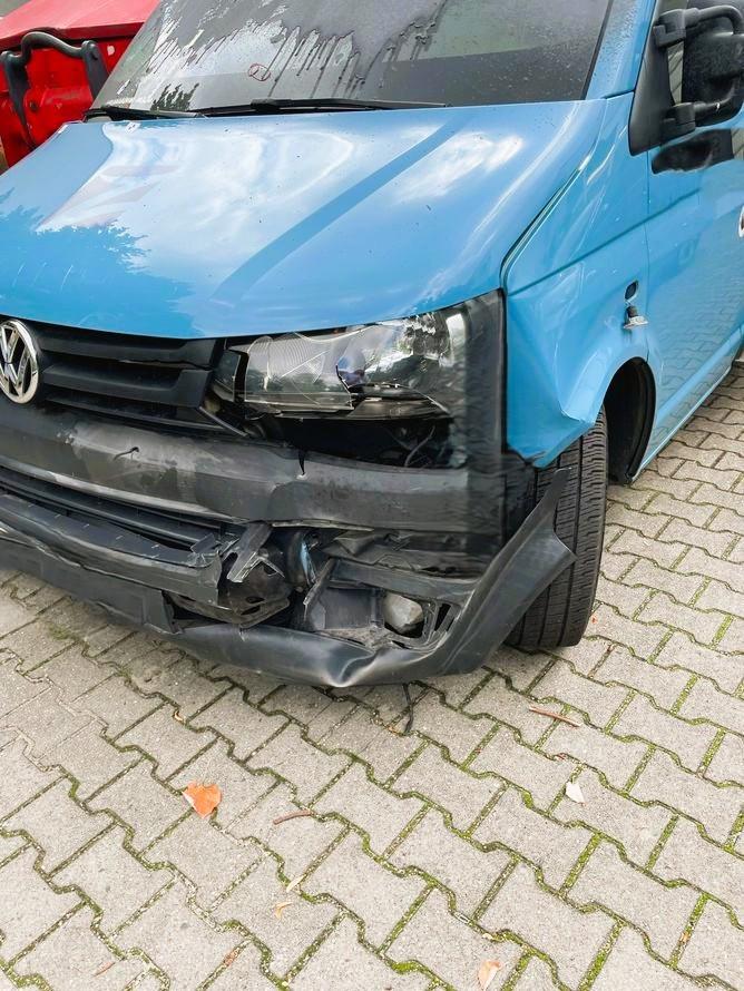 Volkswagen T5 Koffer, Doppelachse ,4,6t. beschädigt
