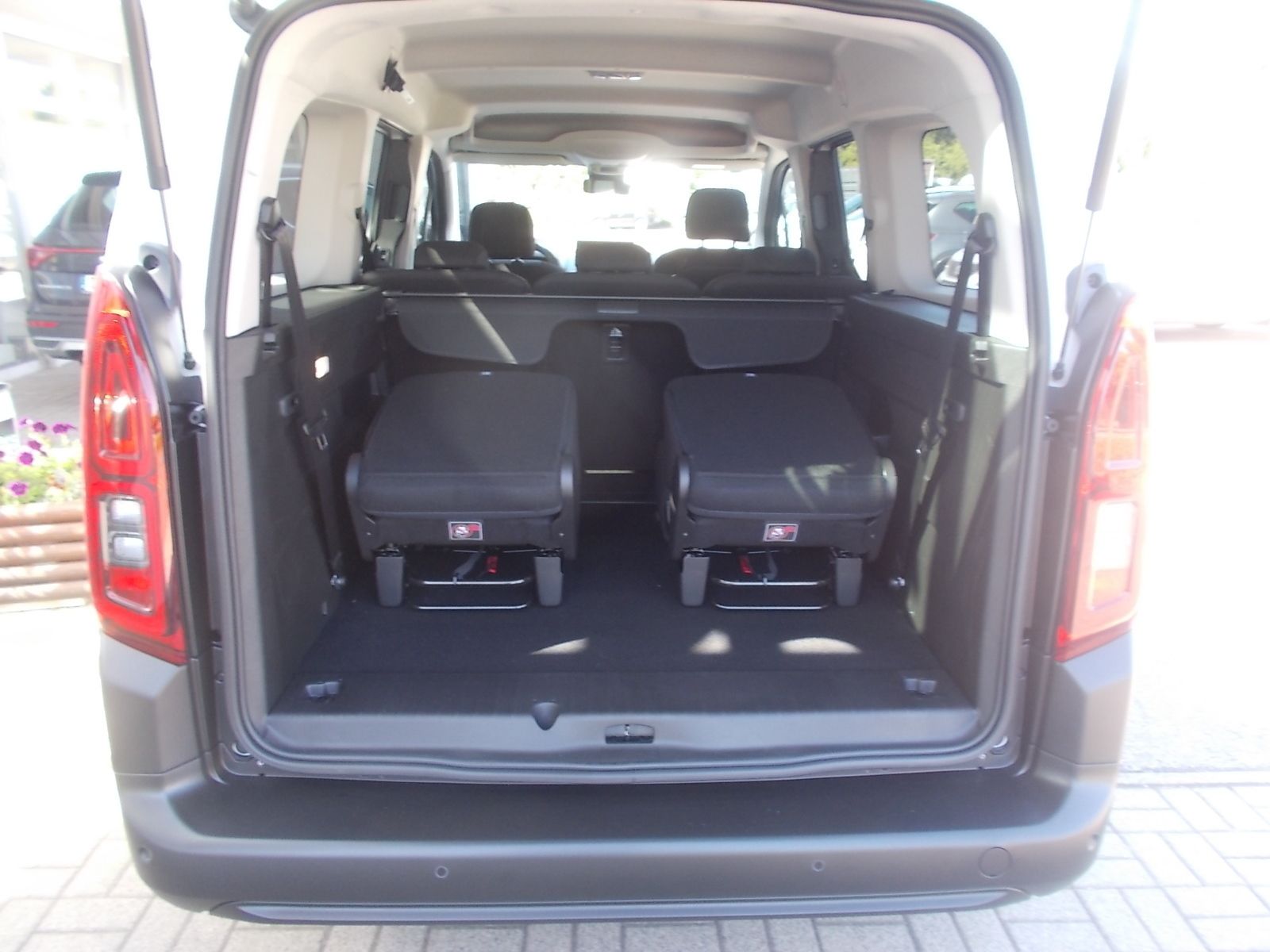 Fahrzeugabbildung Fiat Doblo Kombi 1.5 HDi 130 PS 7 Sitzer + Automatik