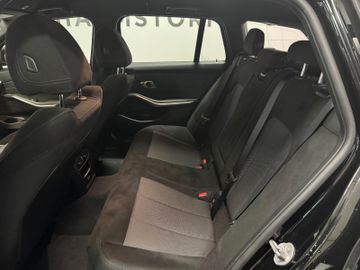 BMW 330 i Touring xDrive M Sport Navi LED Kamera