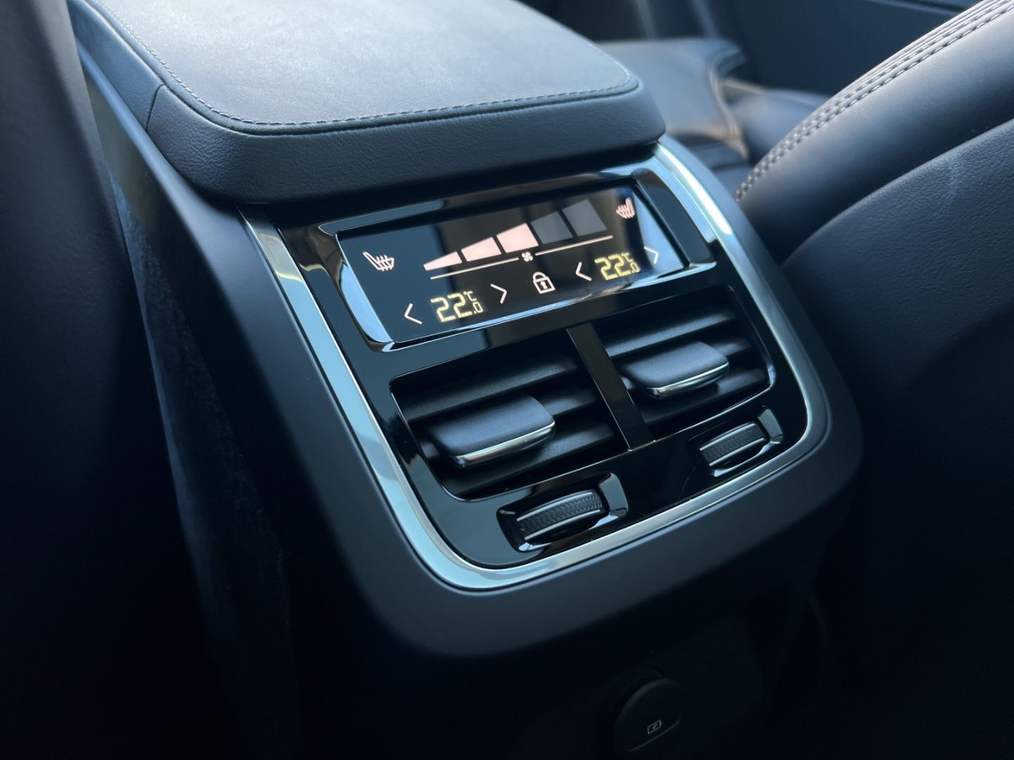 Volvo XC90 Ultra Dark Recharge Plug-In AWD 7-Sitzer foto 23