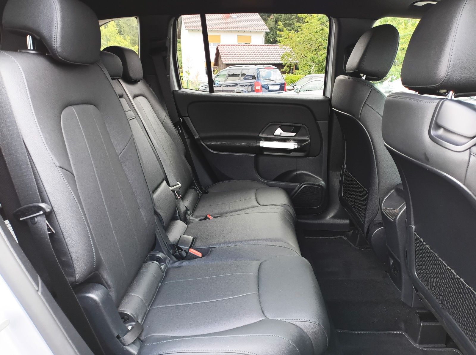 Fahrzeugabbildung Mercedes-Benz GLB 200+DISTRONICPLUS+PANO+AHK+SH+NIGHTPAKET++++
