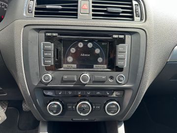 Fahrzeugabbildung Volkswagen Jetta VI 1.2 TFSI Life Navi