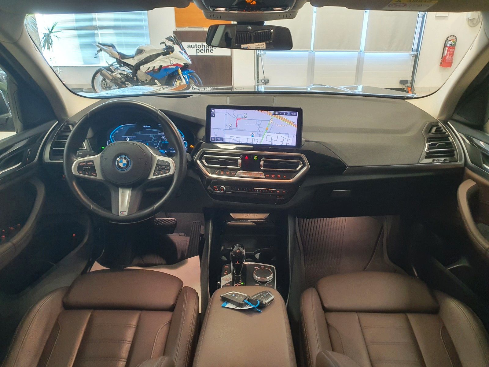 BMW X3 xDrive30e HUD/AHK/Park&DrivAss/SportSitz/KeyL imagem 3