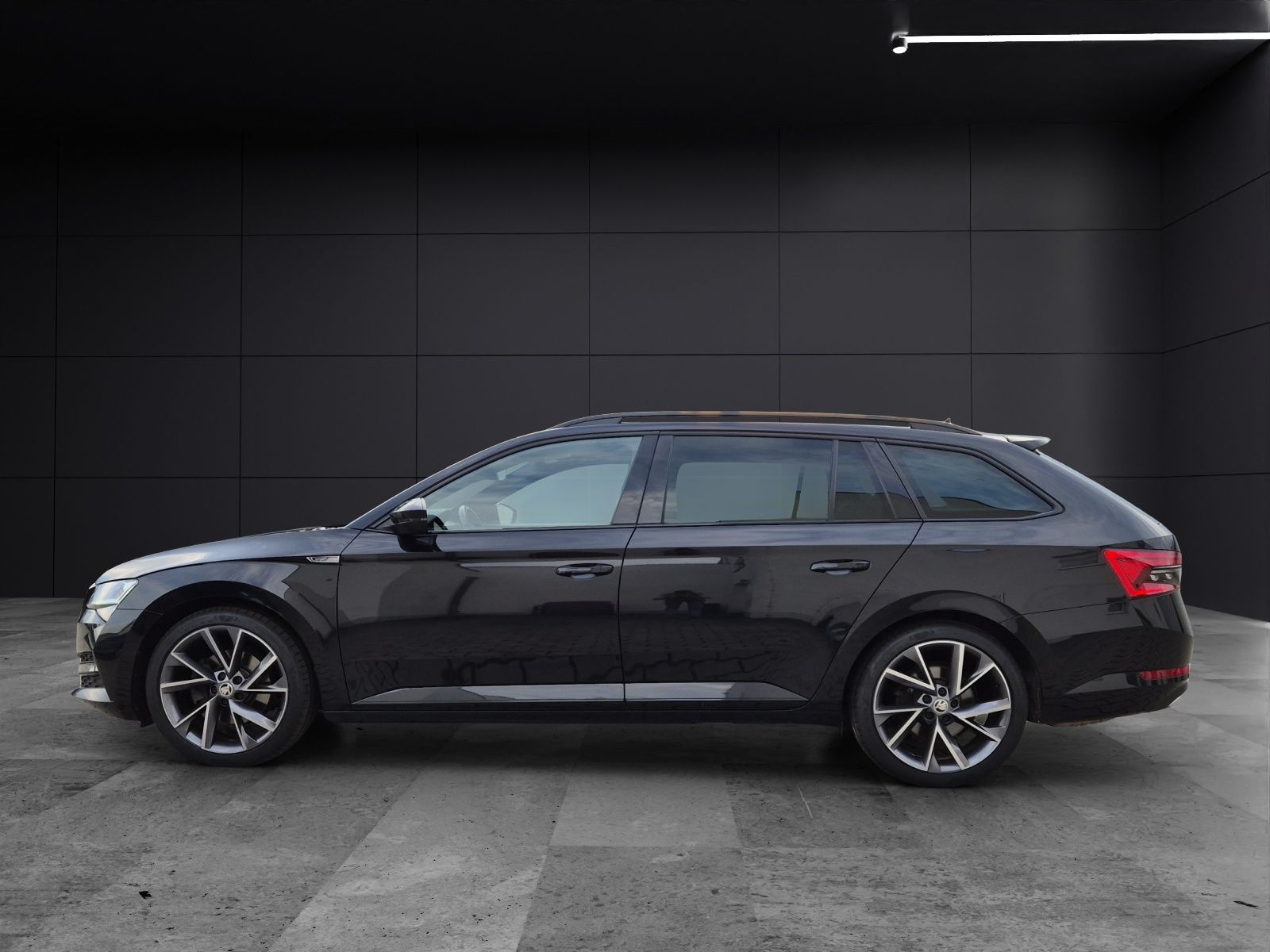 Fahrzeugabbildung SKODA Superb Combi TDI Sportline DSG 4x4 Matrix AHK Na