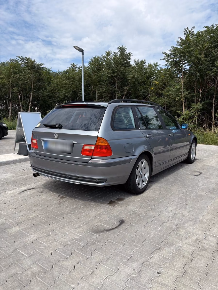 BMW 318 2004 — interior