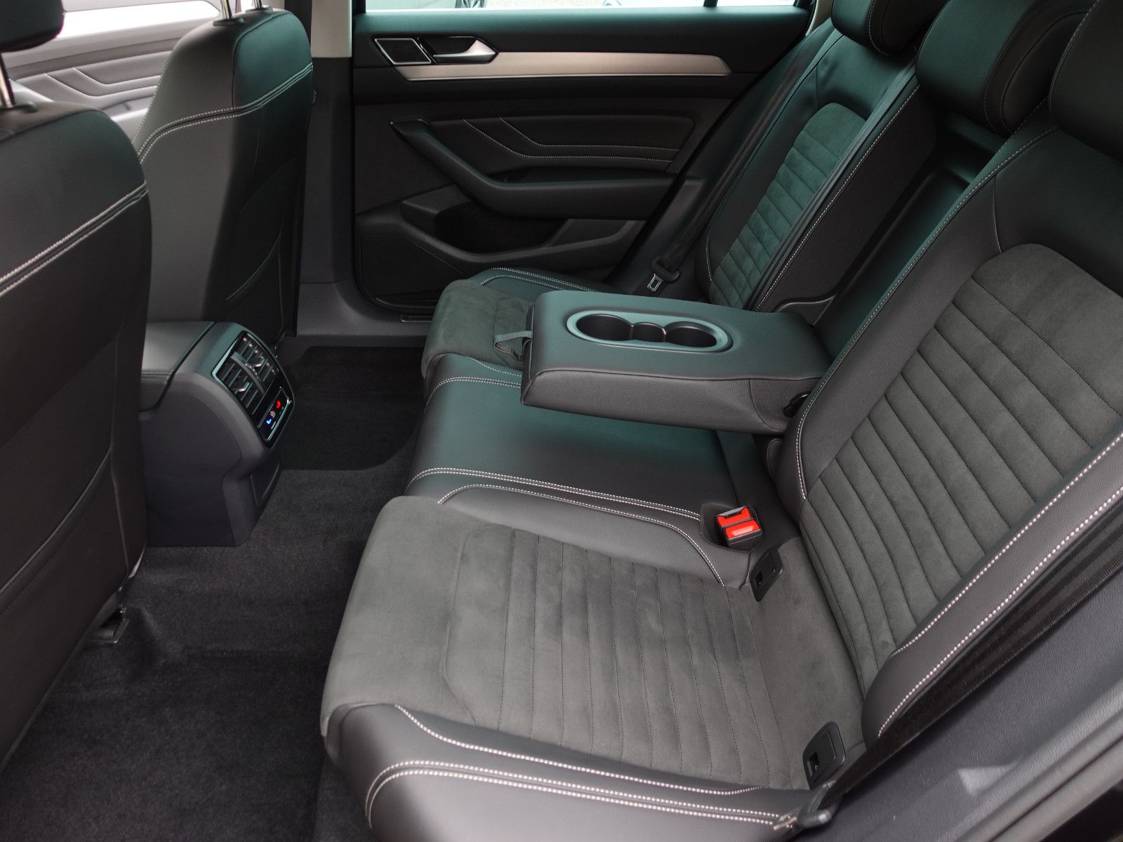 Fahrzeugabbildung Volkswagen Passat Variant 2.0 TDI DSG Elegance IQ-Light AHK