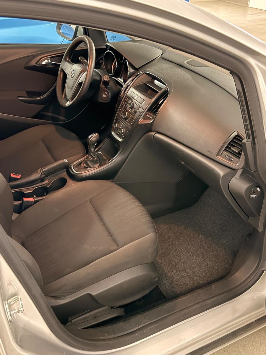 Opel Astra 2011 — photo 6