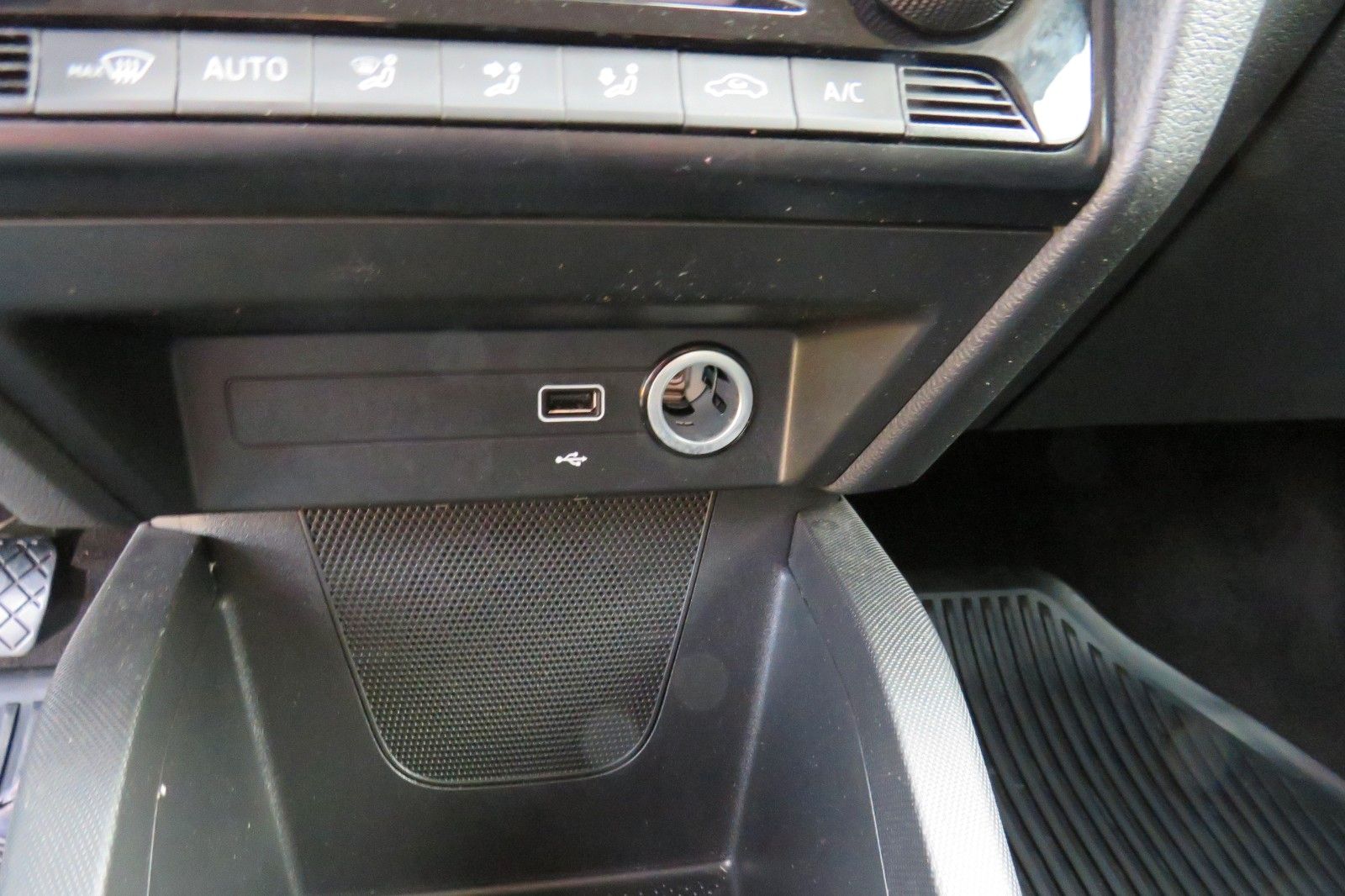 Fahrzeugabbildung SKODA Fabia Combi Ambition KLIMA SITZH. GRA PDC APP-C.