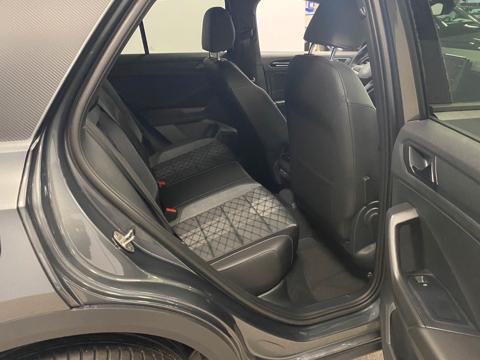 Fahrzeugabbildung Volkswagen T-Roc 1.5 TSI DSG R-Line+ACC+AHK+19"+KAMERA+LED+
