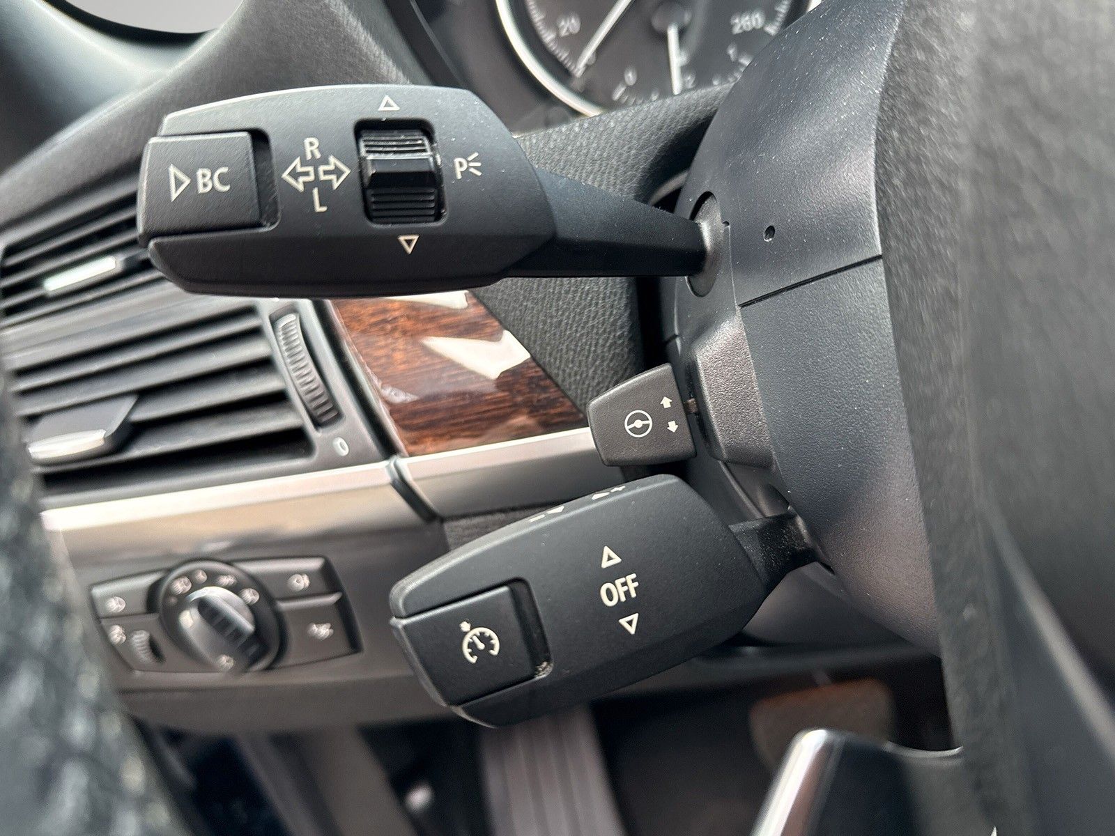 Fahrzeugabbildung BMW X5 xDrive50i*Pano*Bi-Xen*Memory*Head-Up*2-Zonen*