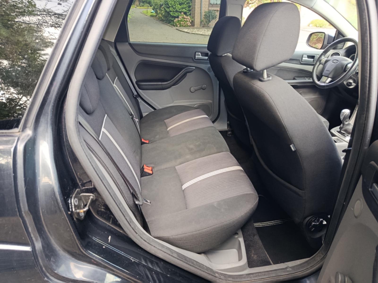 Ford Focus 2010 — photo 13