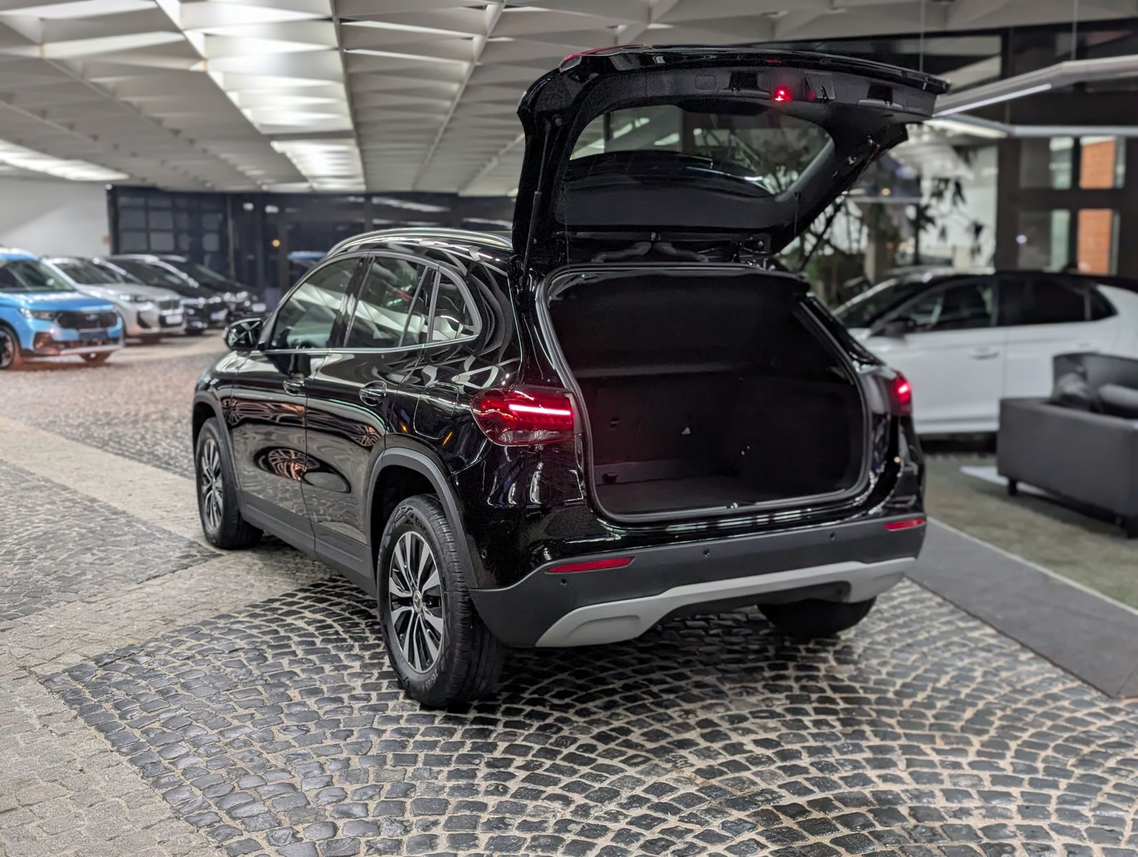 Fahrzeugabbildung Mercedes-Benz GLA 220 d STYLE MBUX TEMP StHz LEDER SHZ KEYLESS