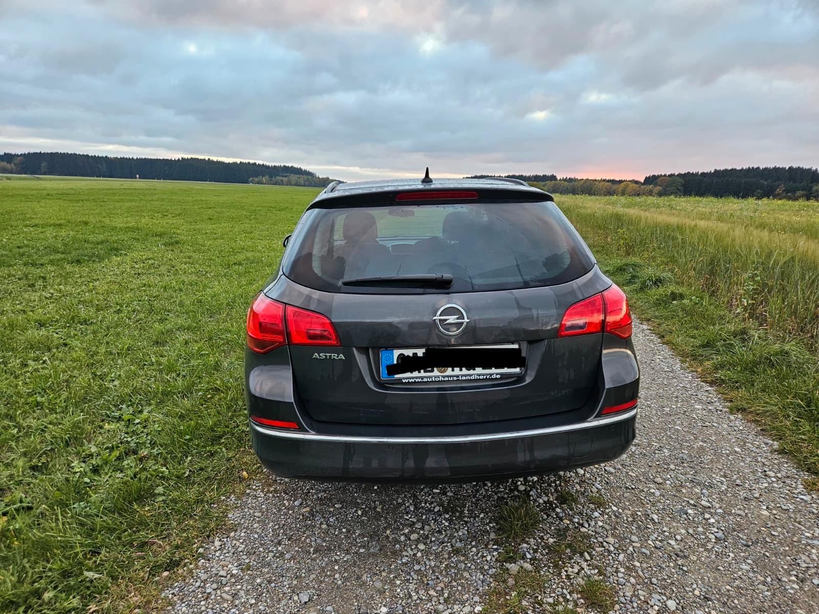 Opel Astra 2014 — rear view