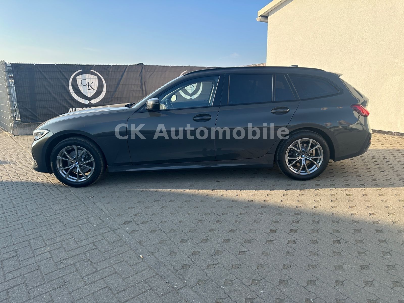 Fahrzeugabbildung BMW 320dxDrive Touring Sport-Line/Laser/Pano/ACC/AHK