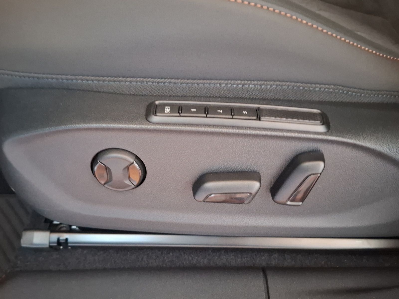 Fahrzeugabbildung SEAT Terramar eTSI Matrix Navi HUD ACC RFK SHZ 19"