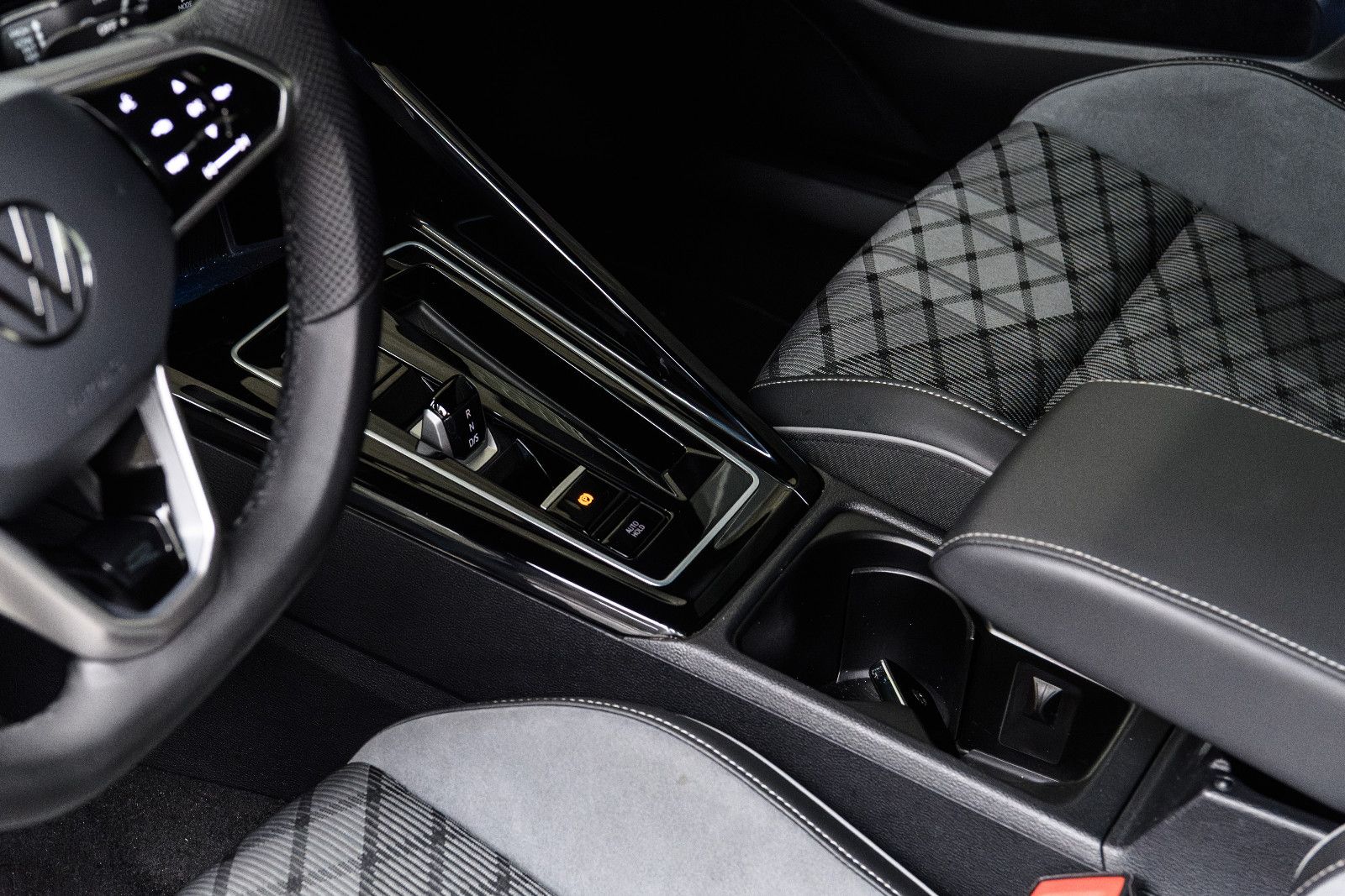 Fahrzeugabbildung Volkswagen Golf VIII R-Line +Led +Keyless+We Connect Plus
