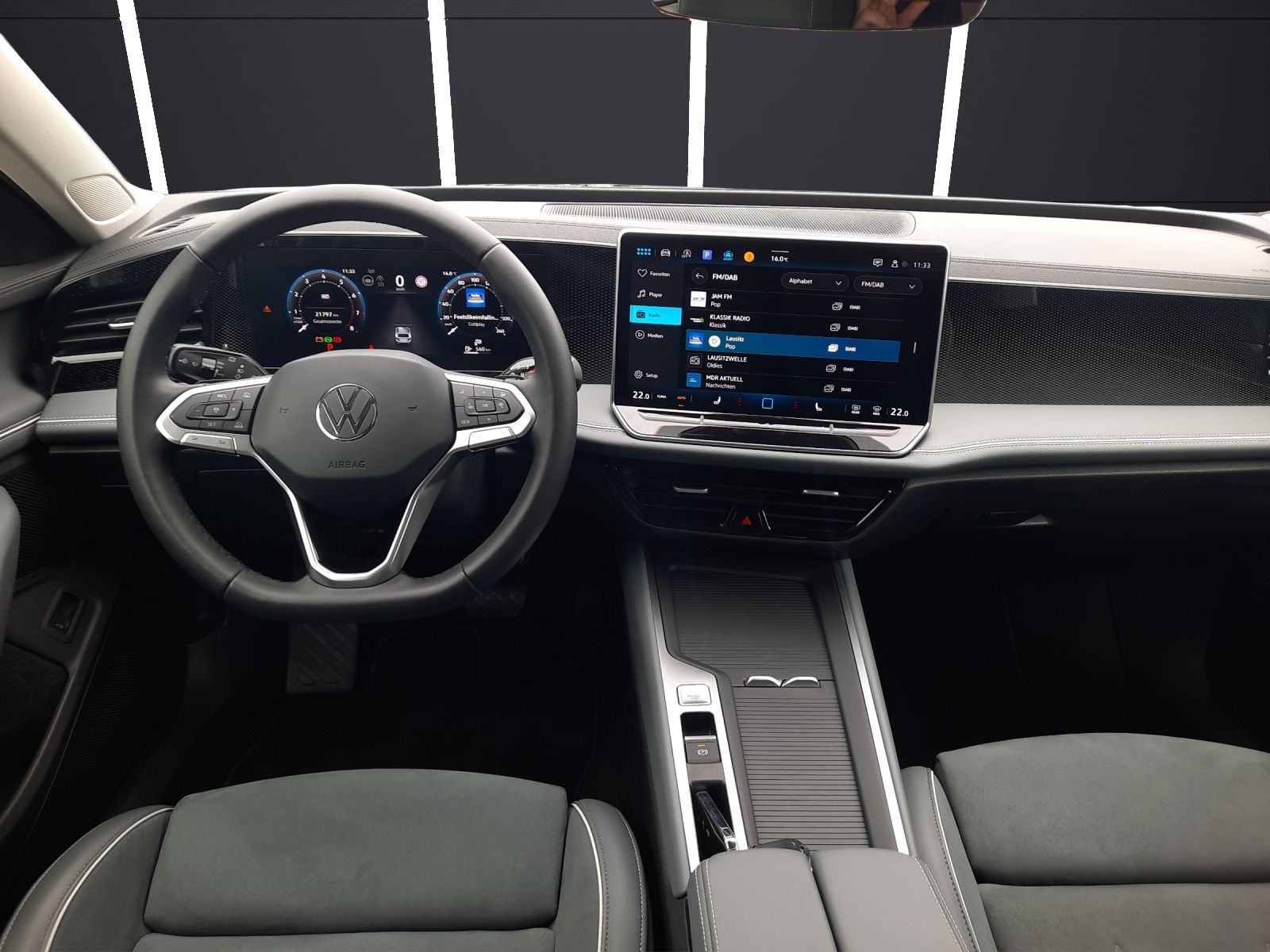 Fahrzeugabbildung Volkswagen Passat Variant eTSI Business DSG LED AHK Navi AI