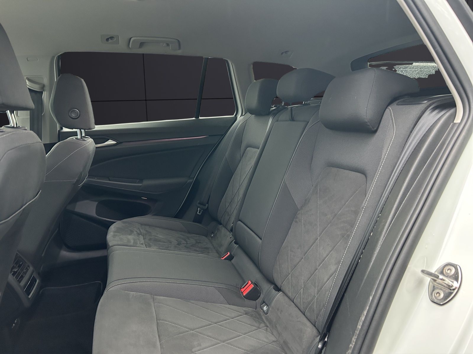 Fahrzeugabbildung Volkswagen Golf VIII Variant Business TDI DSG LED ACC SHZ P